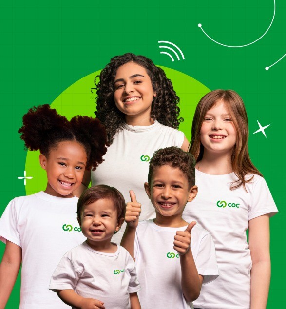 Estudantes COC de diferentes idades sorrindo