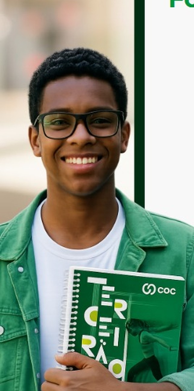 Estudante COC segurando o material didático